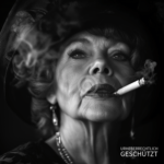 Porträt einer eleganten Dame in monochromem Stil mit nostalgischen Akzenten und tiefgründigem Blick.