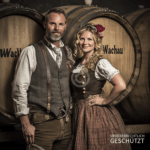 Magische Wachau: Tradition trifft Moderne, nostalgische Weinfässer, Emotionen und regionales Erbe.